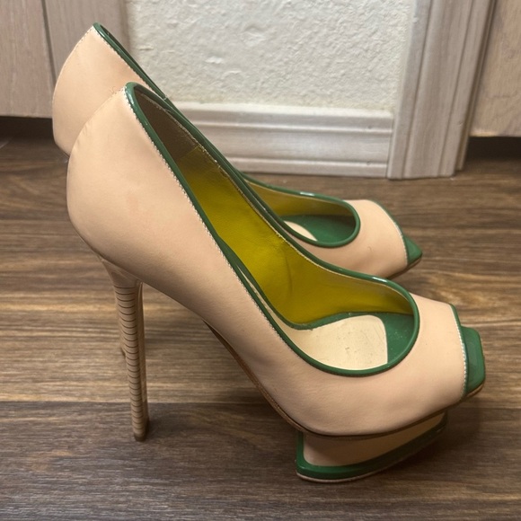 3/$30 Pollini Women's Green and Tan Peep Toe Heels - Picture 7 of 13